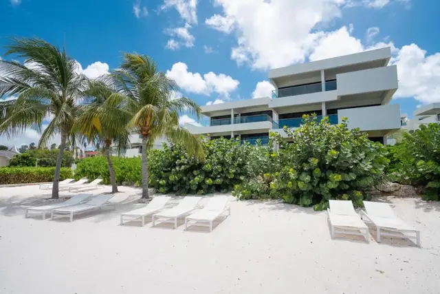 Papagayo Beach Hotel Curacao | prive strand met ligbedden